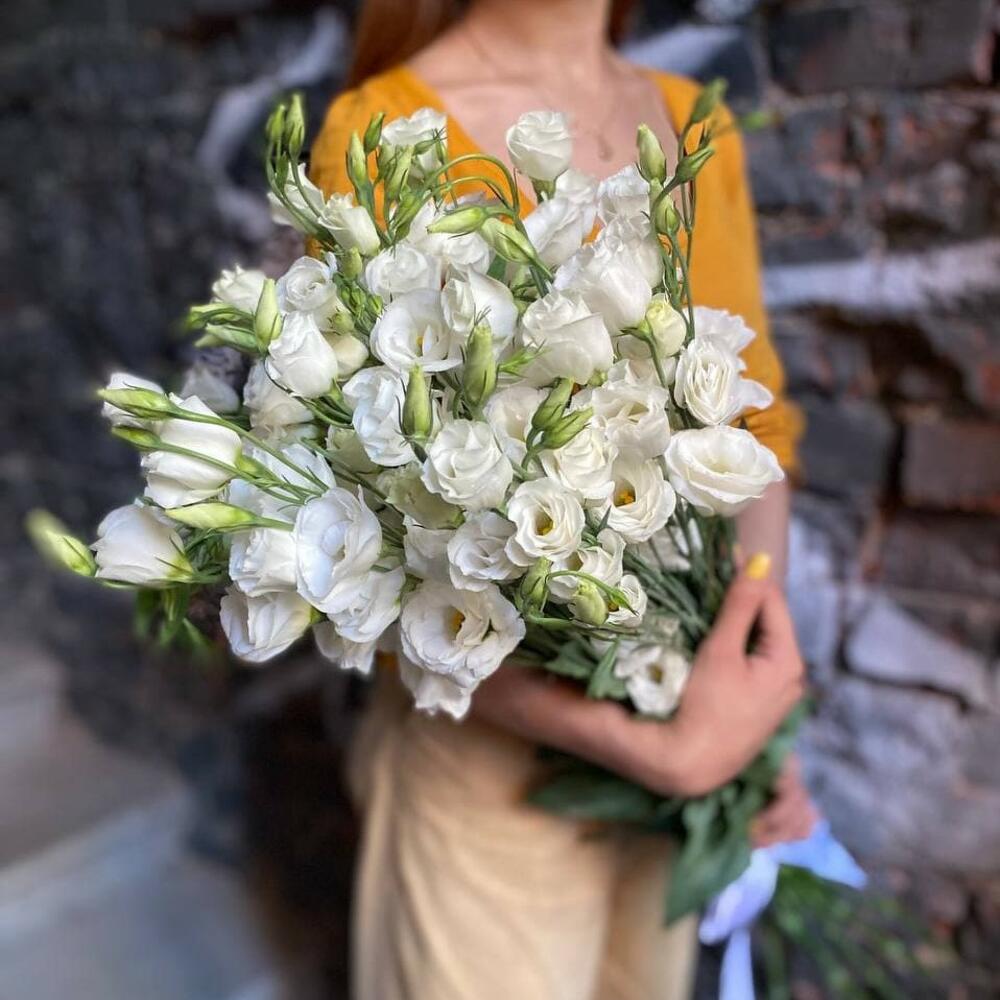 Букет из 11 белых эустом (лизиантусов) в стильной упаковке 