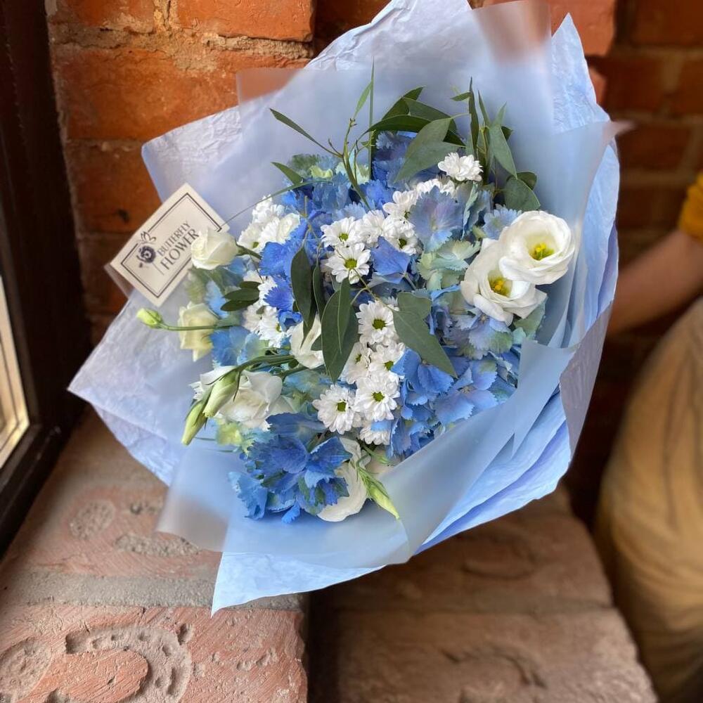 Букет из гортензии, эустомы и сантини