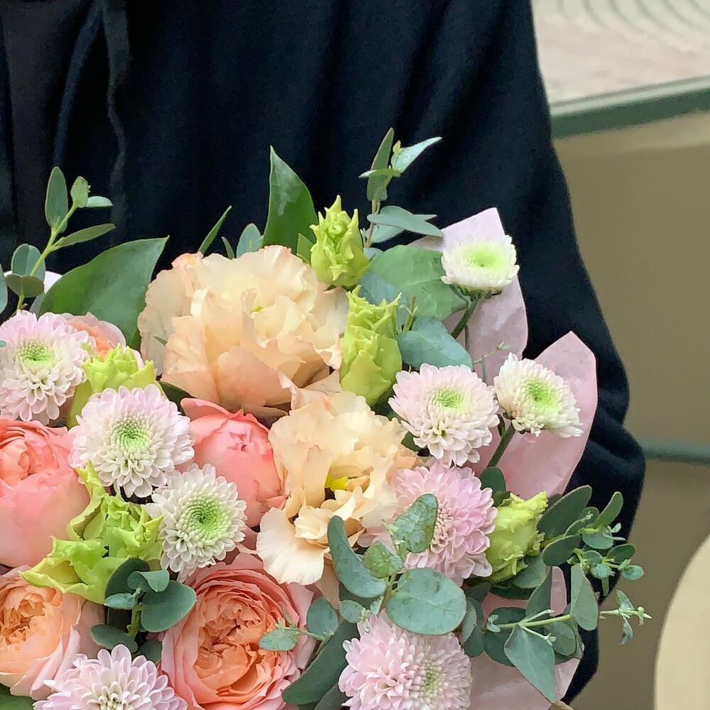 кустовых хризантем и эвкалипта кустовых хризантем и эвкалипта