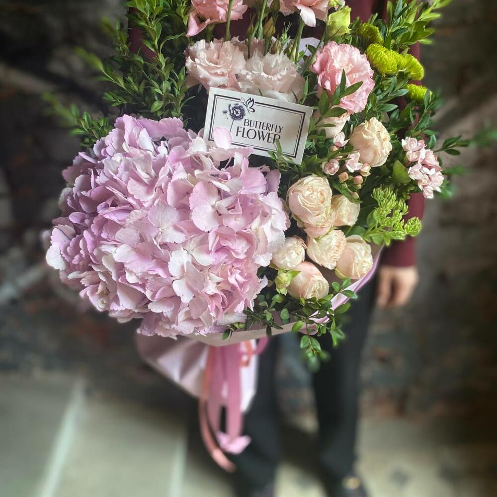 Букет из лизиантуса, гортензии, кустовой розы, эвкалипта и сезонных цветов "Маноло"