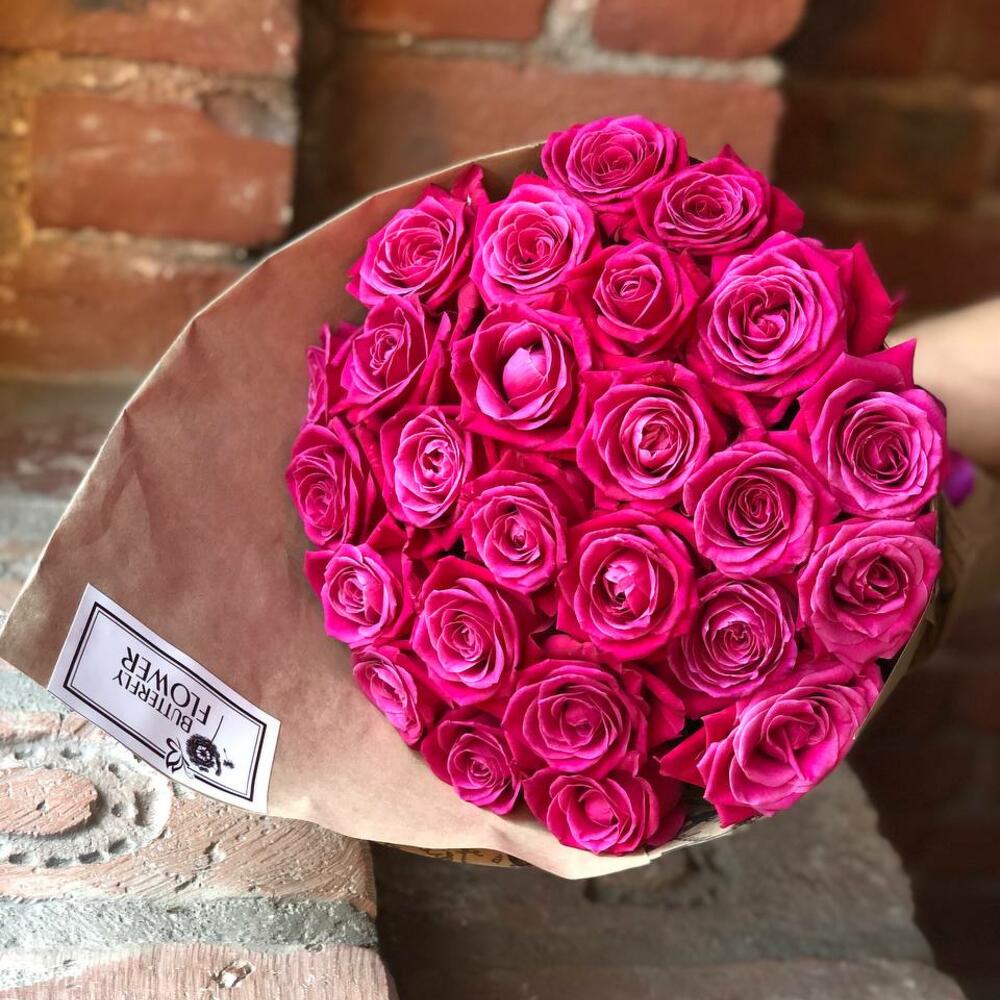 Букет из 25 розовых роз в стильной упаковке