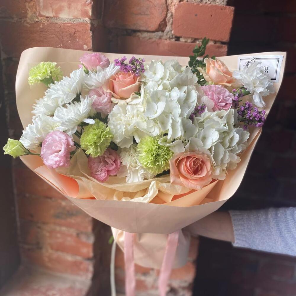 Букет из гортензии, эустомы, роз, диантуса и статицы в стильной упаковке "Балинезия"