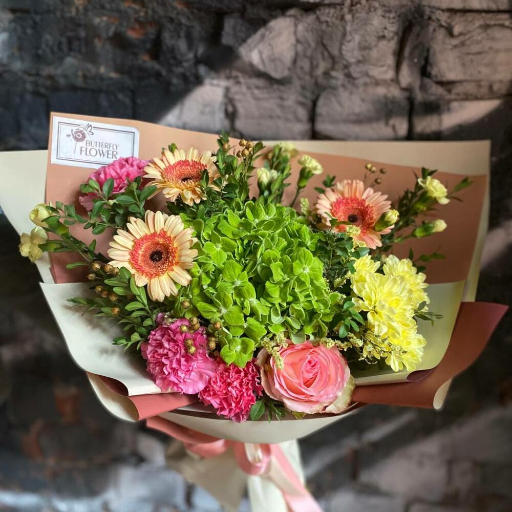 Букет из гортензии, гербер, диантуса, лимониума, кустовой хризантемы и зелени в стильной упаковке