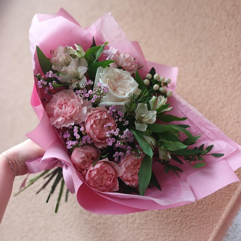 Букет с пионовидными розами, альстромерией,гвоздикой,хамелациумом и гиперикумом