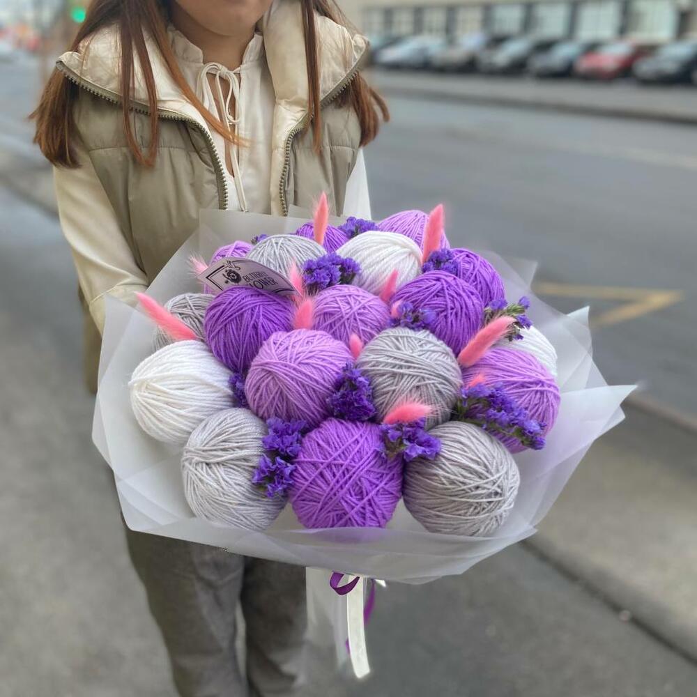 Зимний букет из клубков пряжи, лагуруса и статицы в стильной упаковке "Меринос"