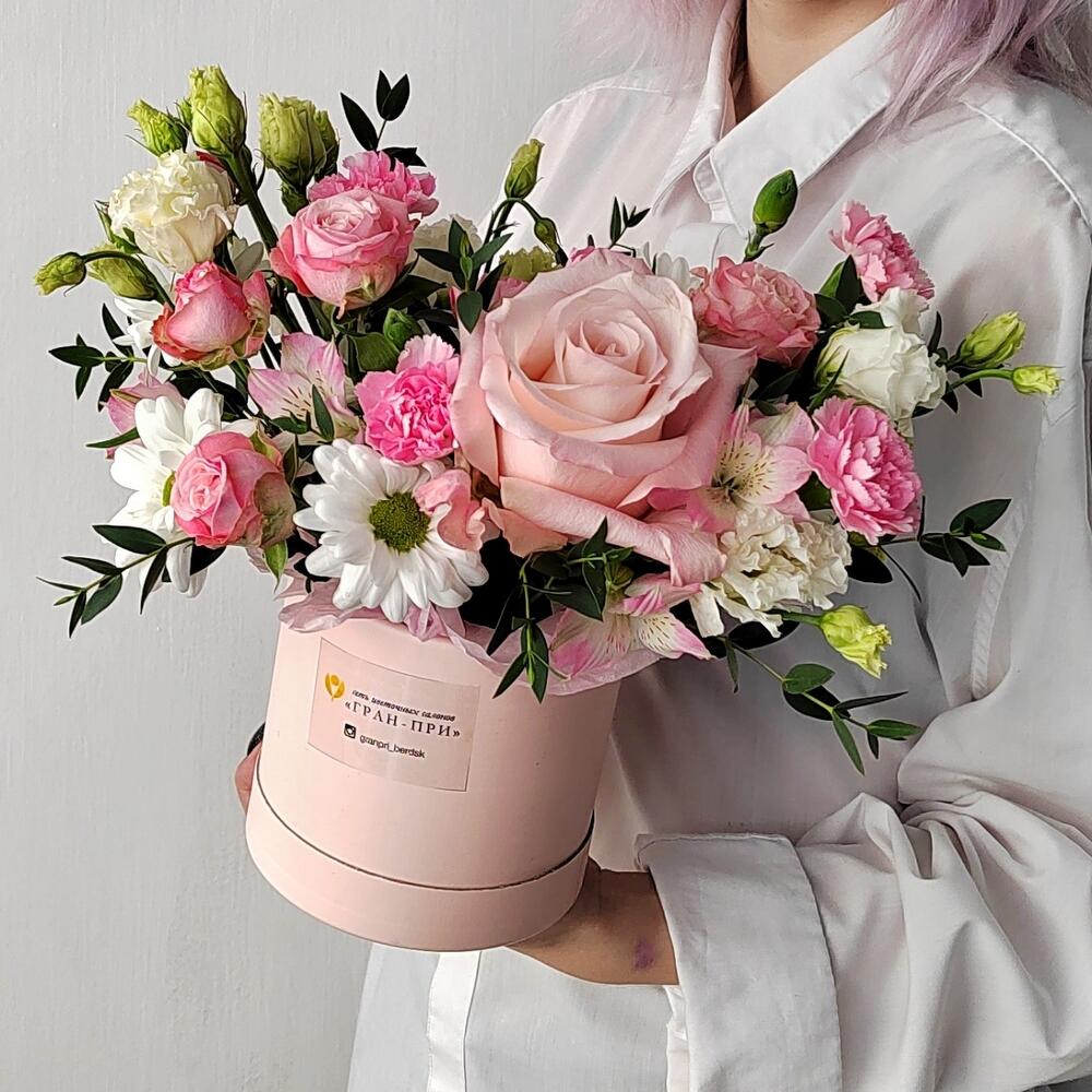 Композиция в коробке из роз, хризантемы и эустомы