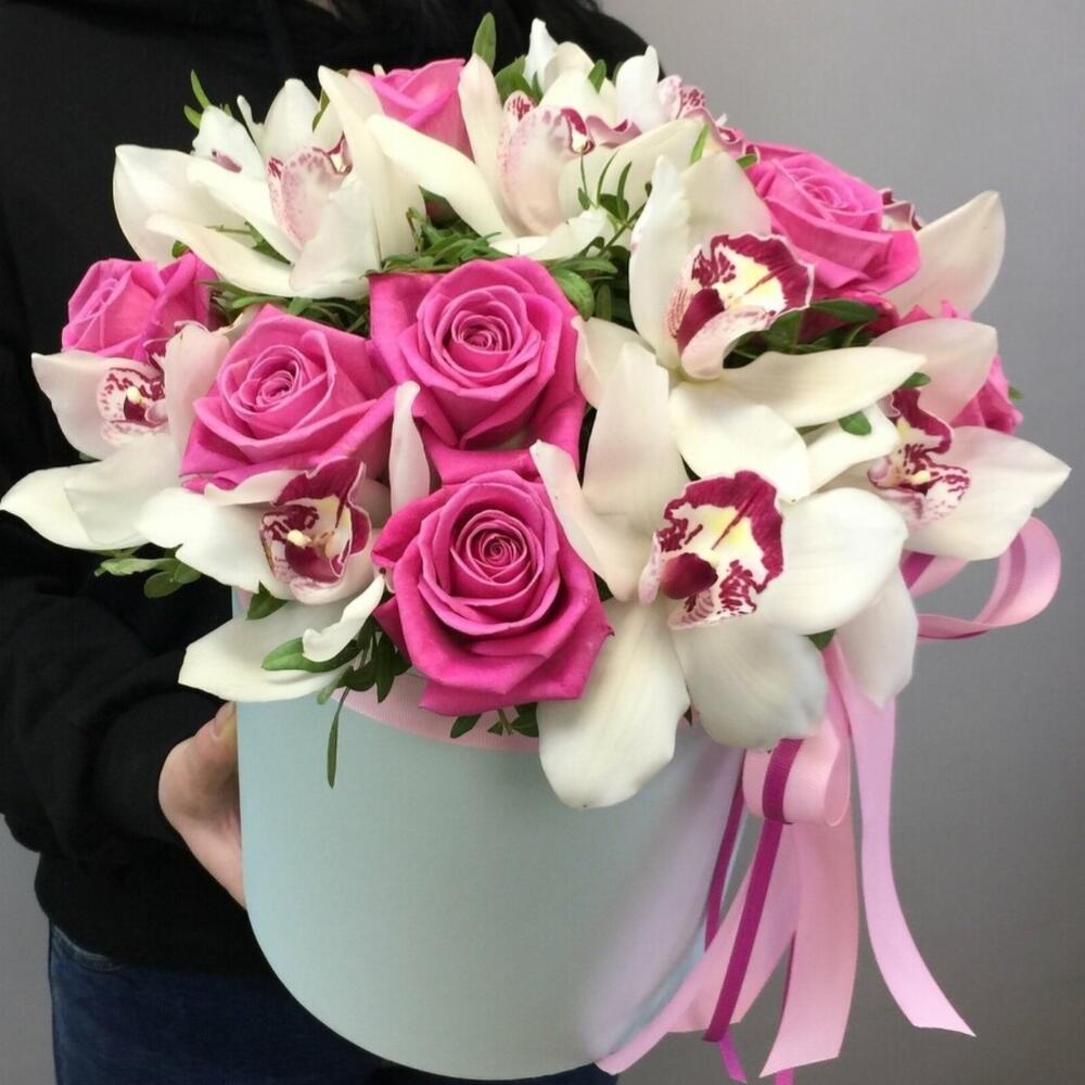 Композиция в шляпной коробке с орхидеями и малиновой розой "Малинка", размер L