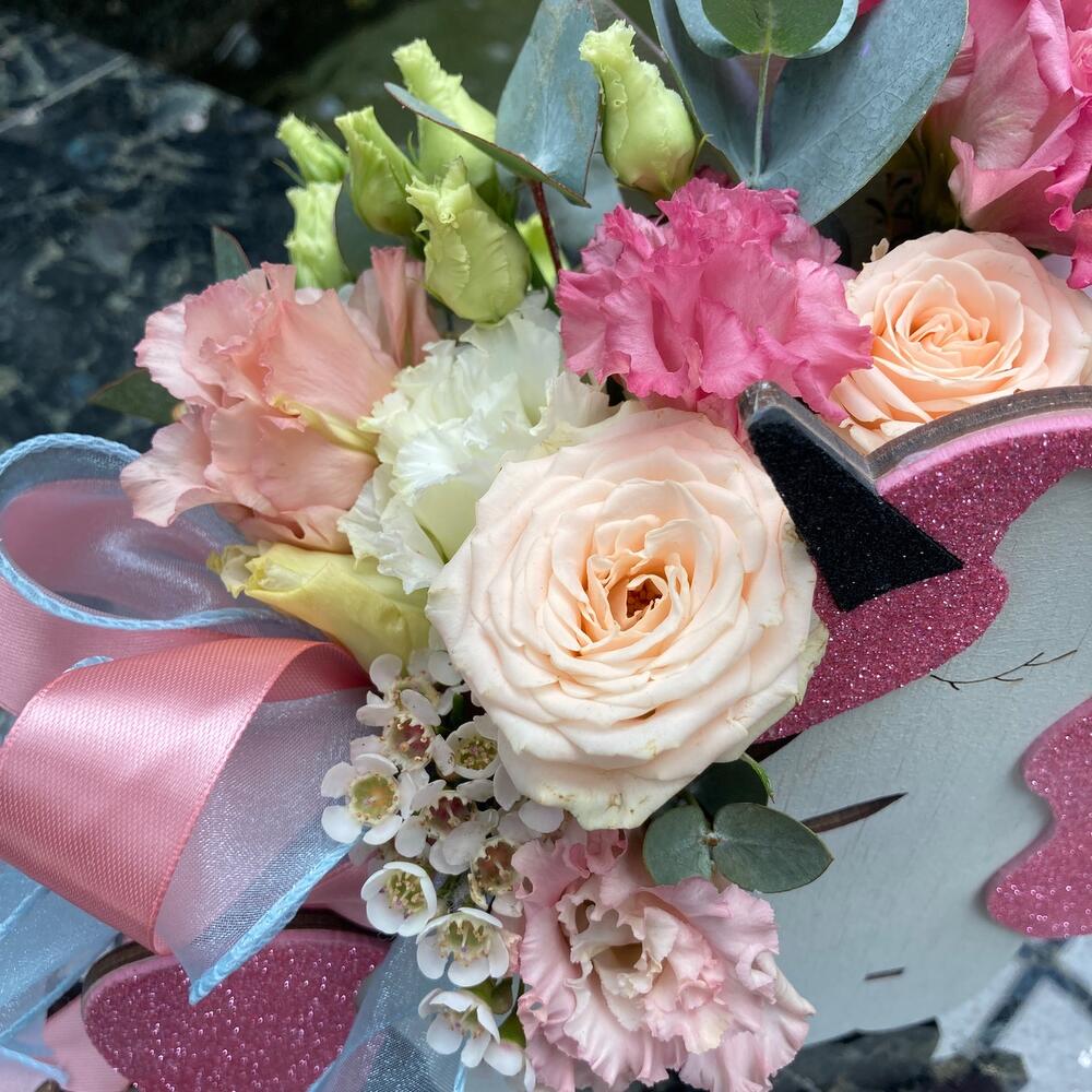 роз и ваксфлауэра в декоративном ящике «Единорог» роз и ваксфлауэра в декоративном ящике «Единорог»