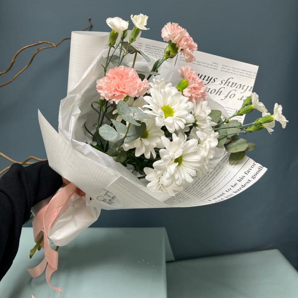 кустовой хризантемой и гвоздиками кустовой хризантемой и гвоздиками