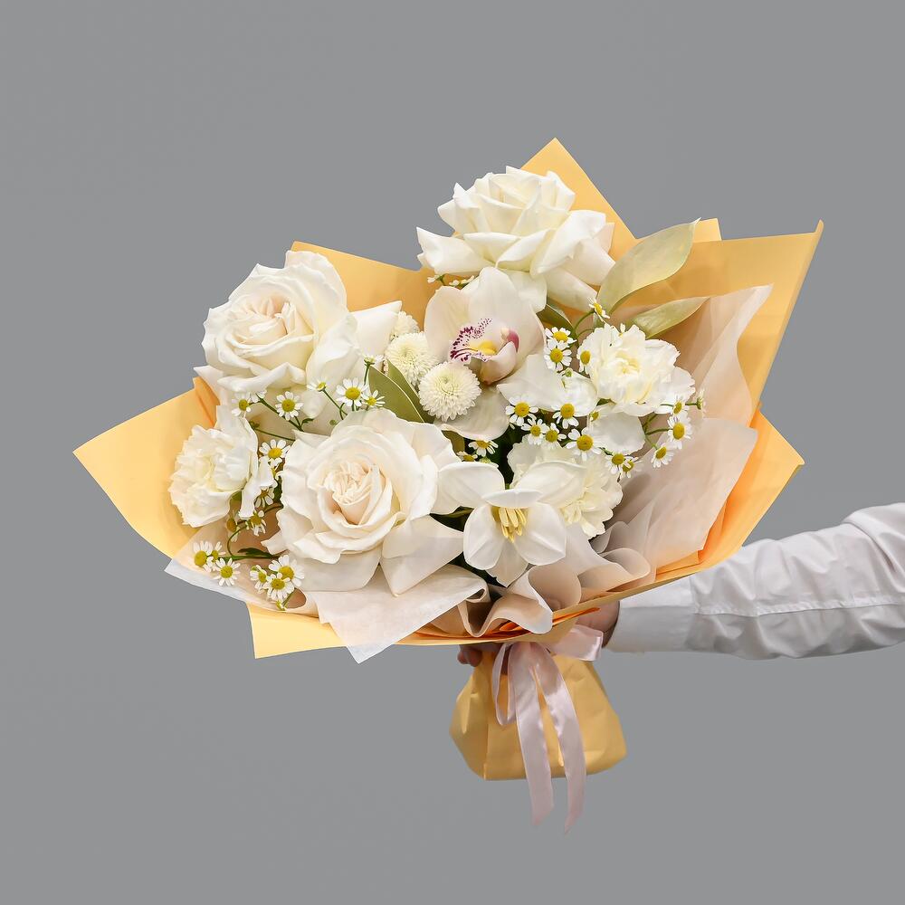 Букет с французской розой, ромашкой и тюльпаном