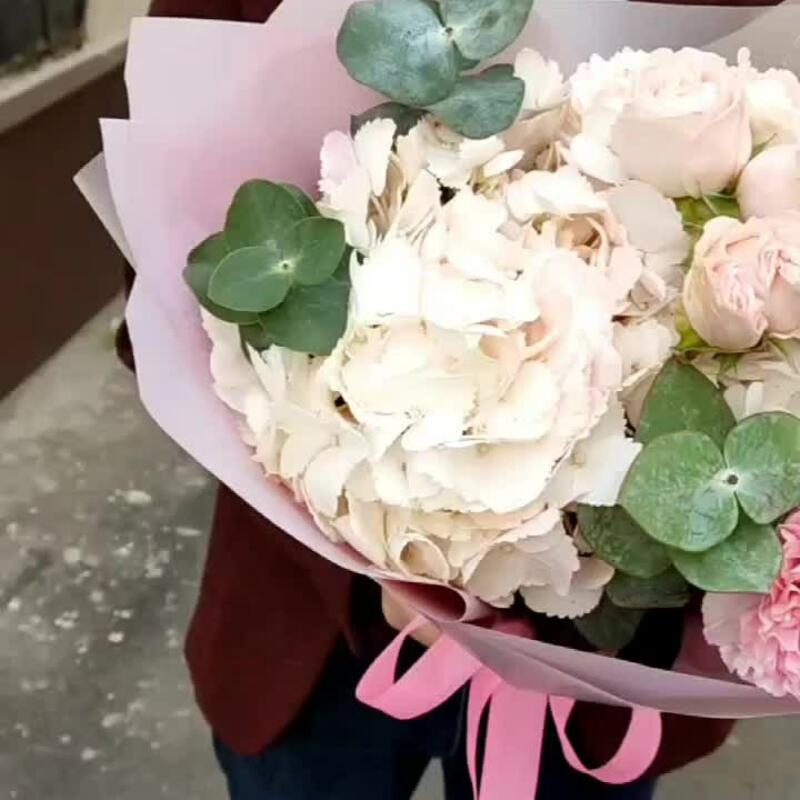 пионовидными кустовыми розами Бомбастик и гвоздиками пионовидными кустовыми розами Бомбастик и гвоздиками