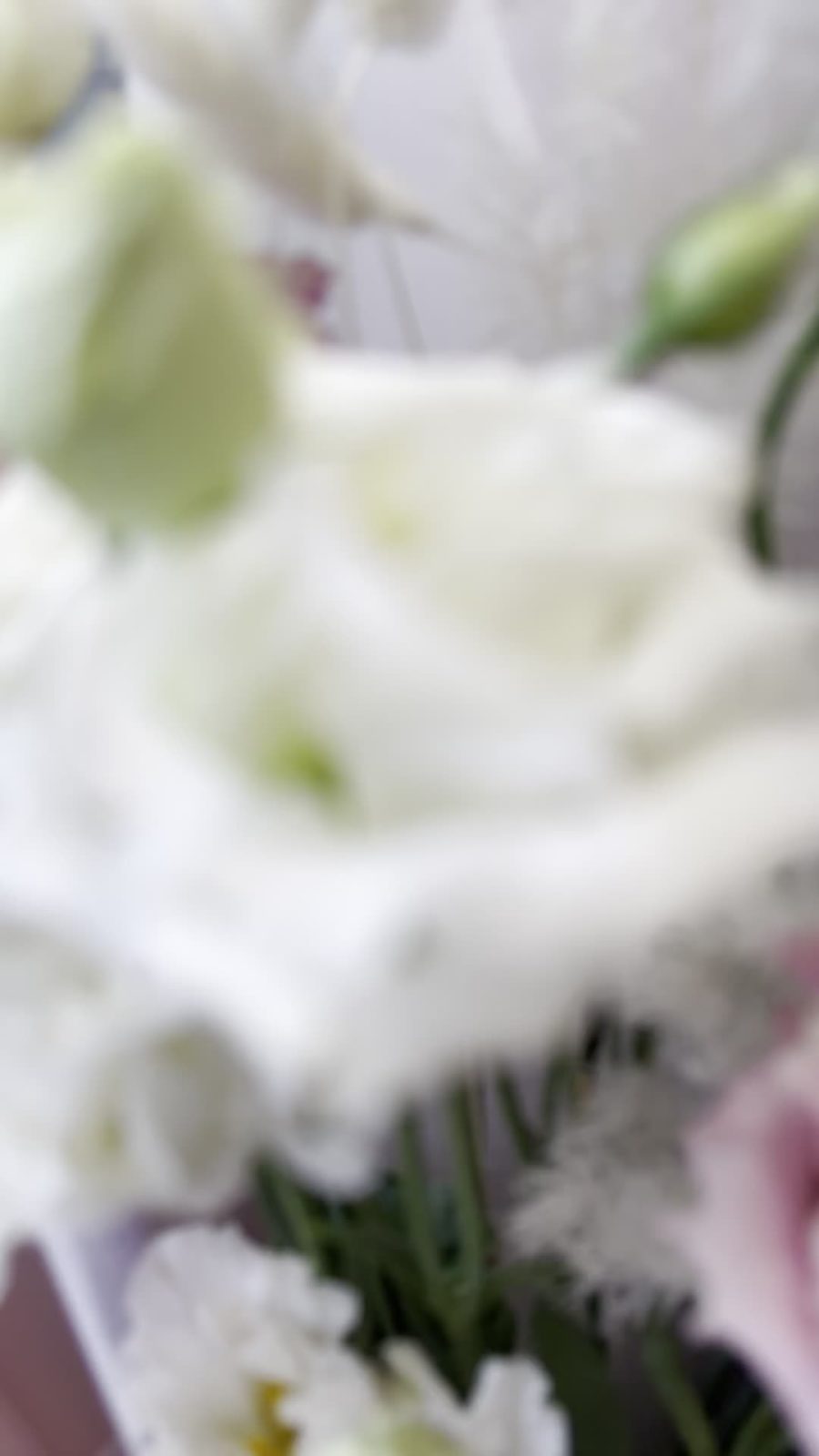 Букет из белых и розовых лизиантусов и сухоцветов