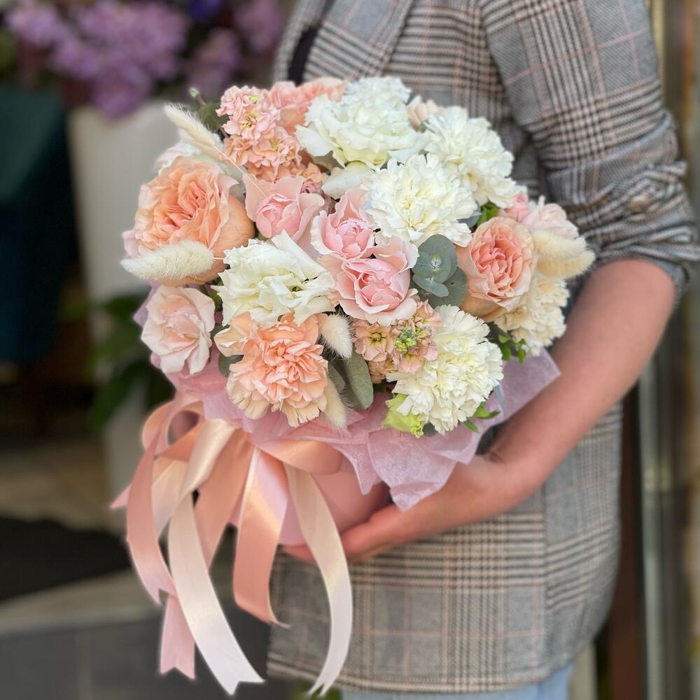 Цветочная композиция с нежными лизиантусами 