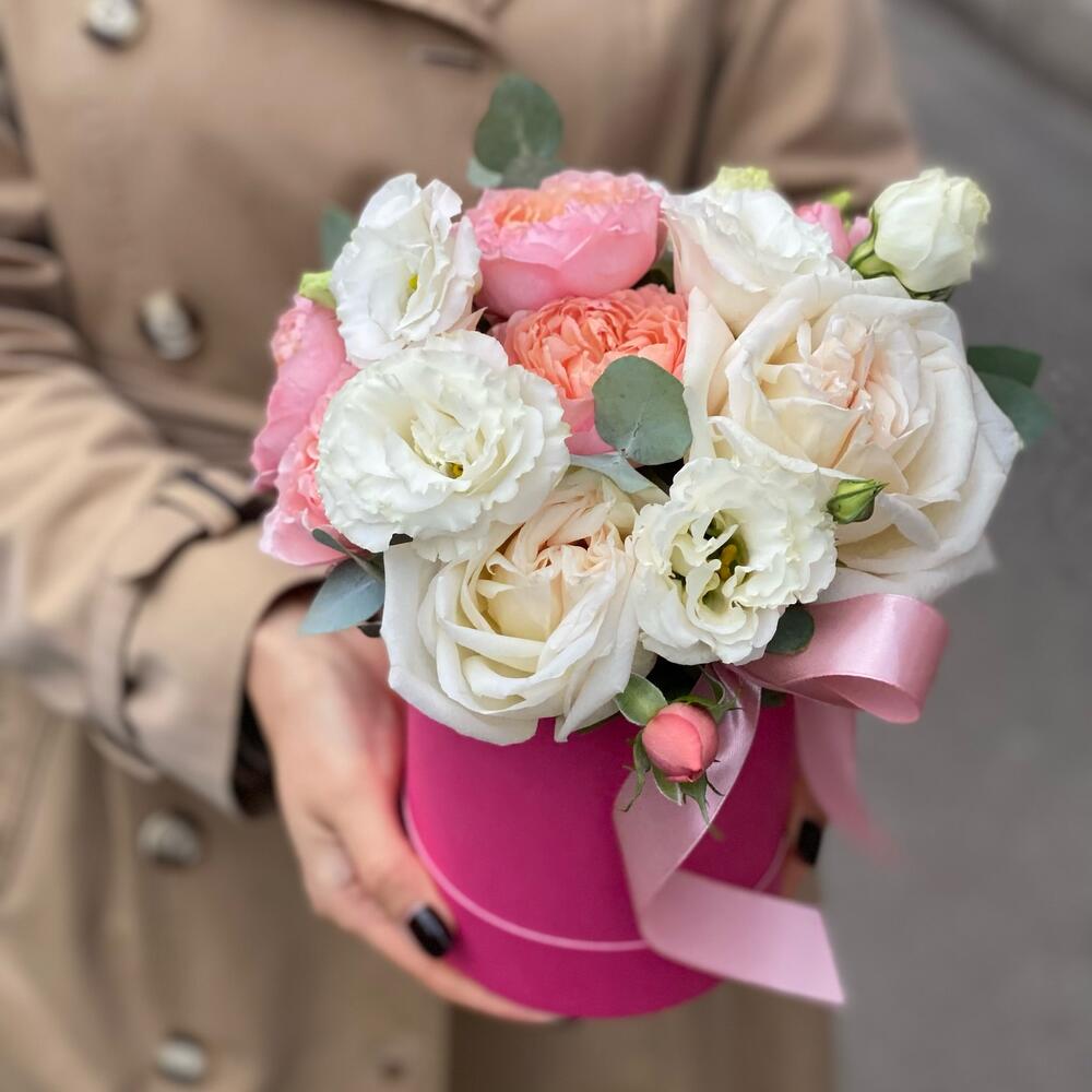 Пионовидные розы, лизиантус в шляпной коробке