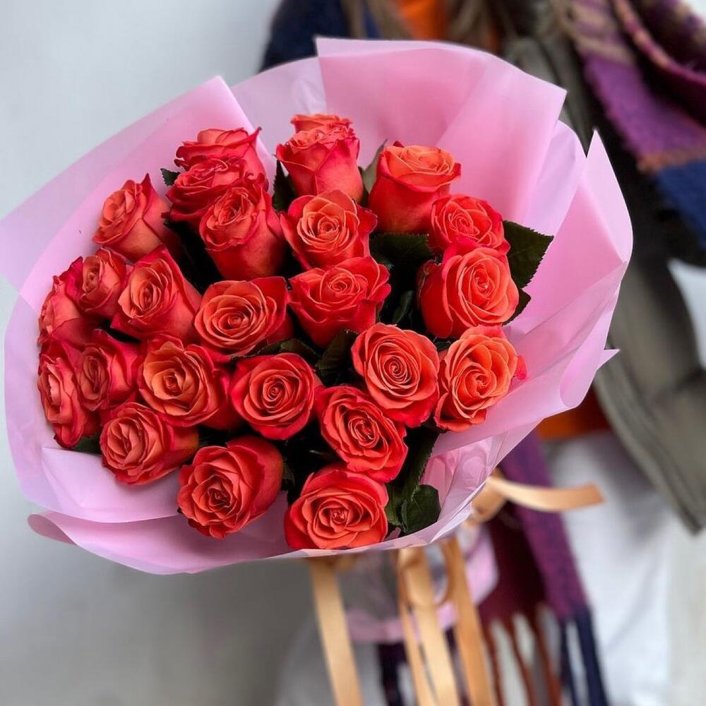Моно букет из оранжевых роз ,25 шт в фирменной упаковке