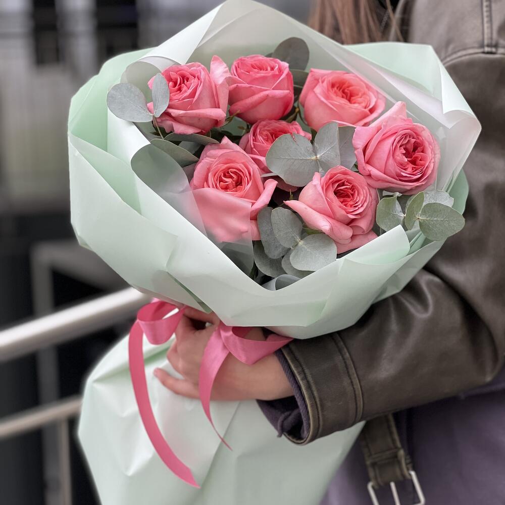 Букет Пинк Экспрешен из 7 роз и эвкалипта